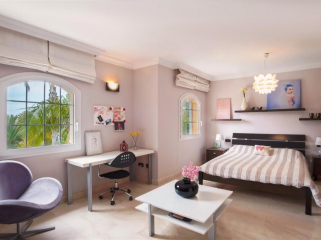 6 Bedrooms Villa in Marbesa