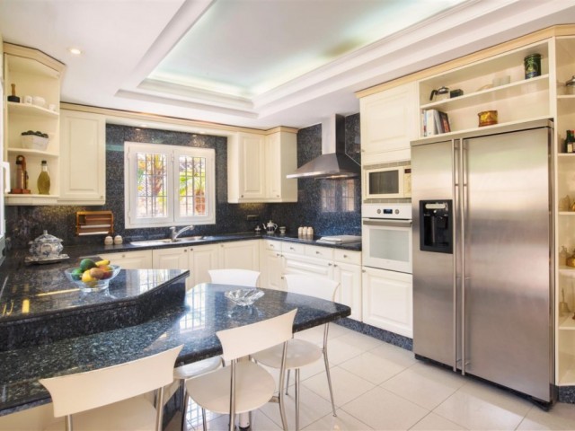 6 Bedrooms Villa in Marbesa