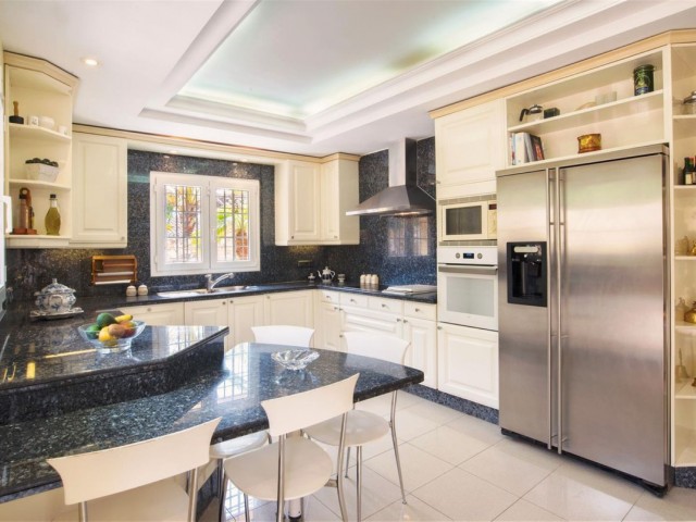 6 Bedrooms Villa in Marbesa