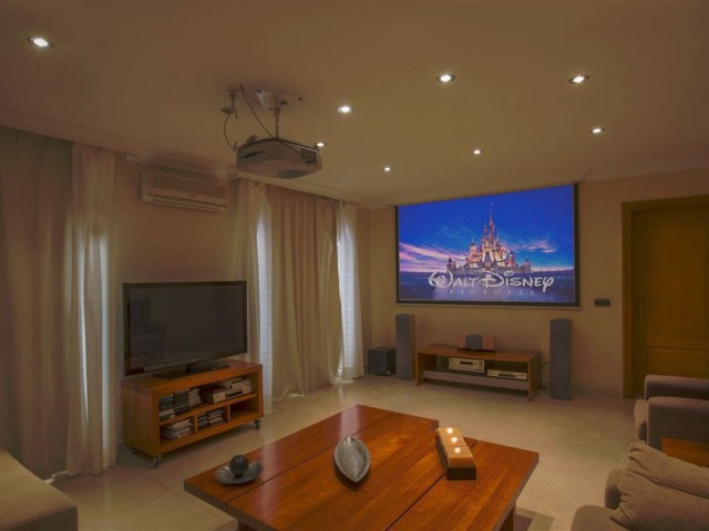 6 Bedrooms Villa in Marbesa