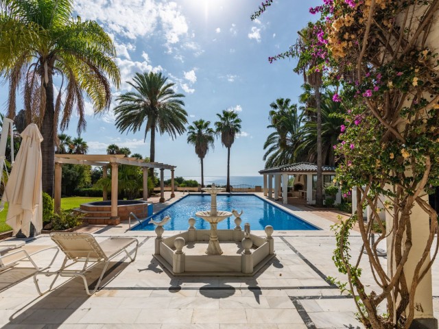 4 Bedrooms Villa in Estepona