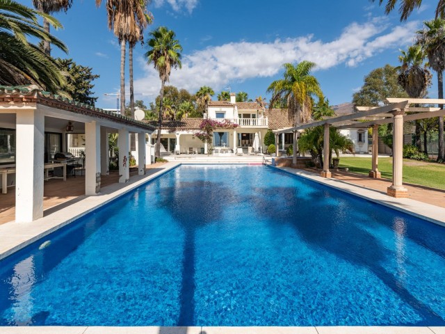 4 Bedrooms Villa in Estepona