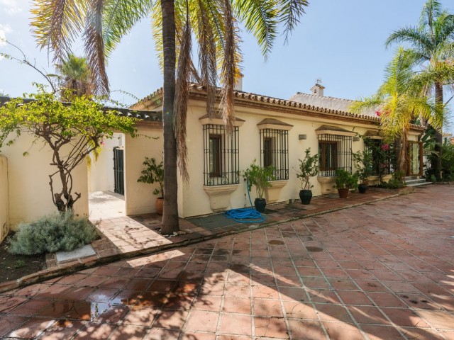 4 Bedrooms Villa in Estepona