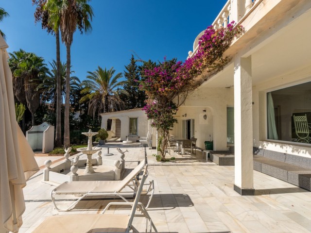 4 Bedrooms Villa in Estepona