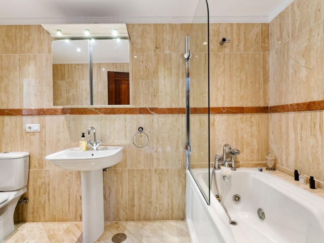 4 Bedrooms Villa in Estepona