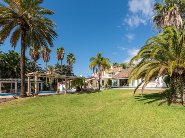 4 Bedrooms Villa in Estepona