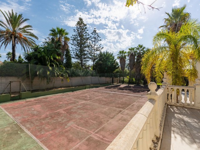 4 Bedrooms Villa in Estepona