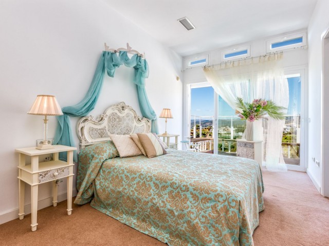 7 Bedrooms Villa in Estepona