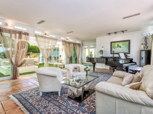 7 Bedrooms Villa in Estepona