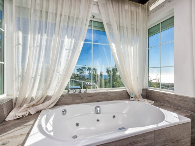 7 Bedrooms Villa in Estepona