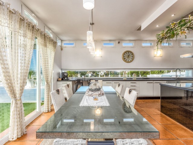 7 Bedrooms Villa in Estepona