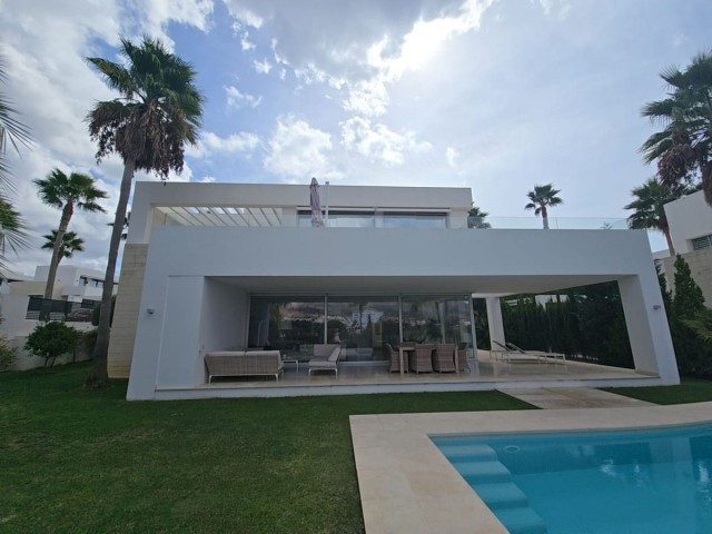 Villa con 3 Dormitorios  en Río Real