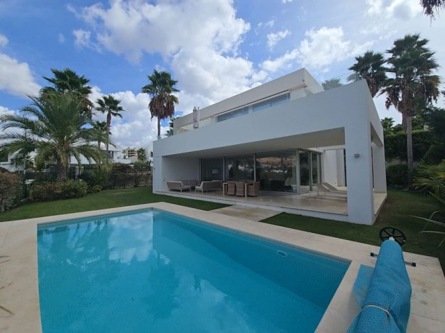 Villa con 3 Dormitorios  en Río Real