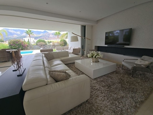 Villa con 3 Dormitorios  en Río Real