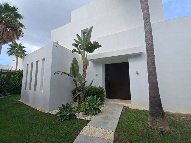 Villa con 3 Dormitorios  en Río Real