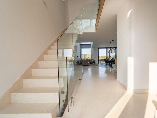 5 Soveroms Villa i Cabopino