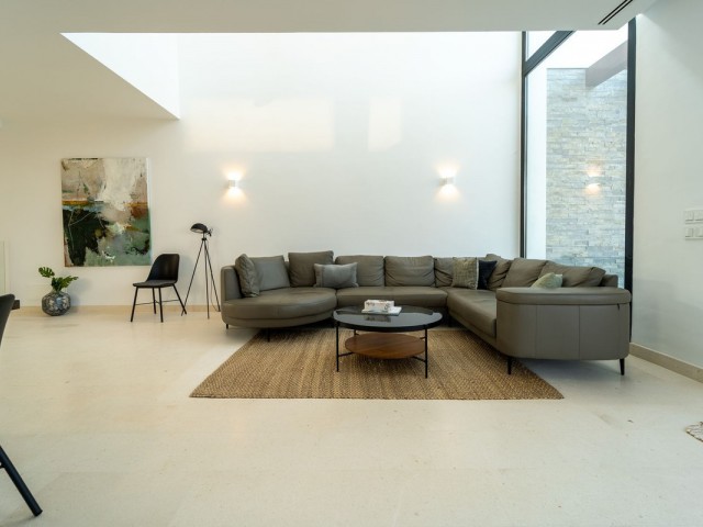 5 Soveroms Villa i Cabopino