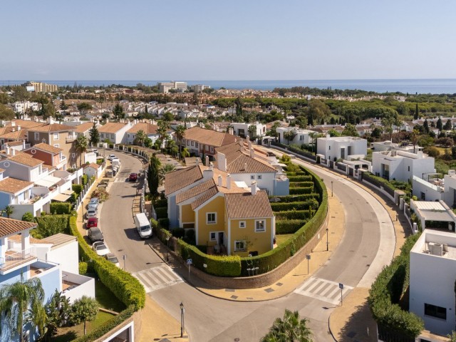 3 Bedrooms Townhouse in Estepona