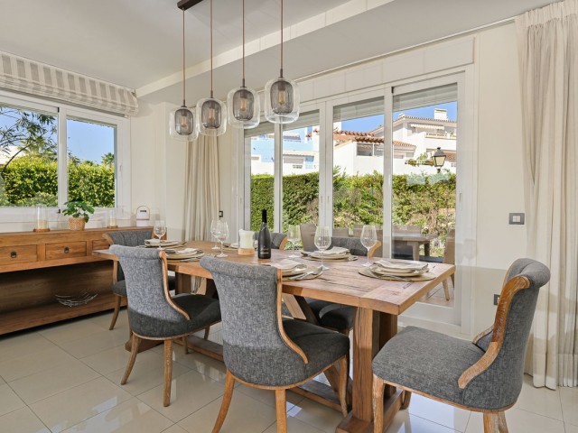 3 Bedrooms Townhouse in Estepona