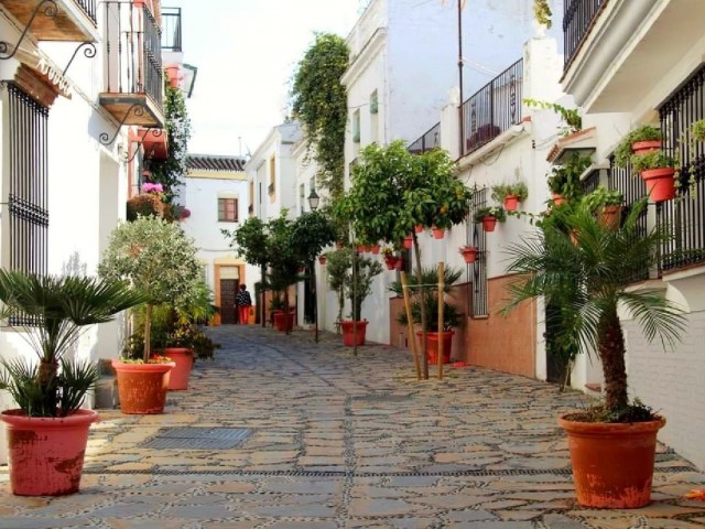 Comercial con 11 Dormitorios  en Estepona