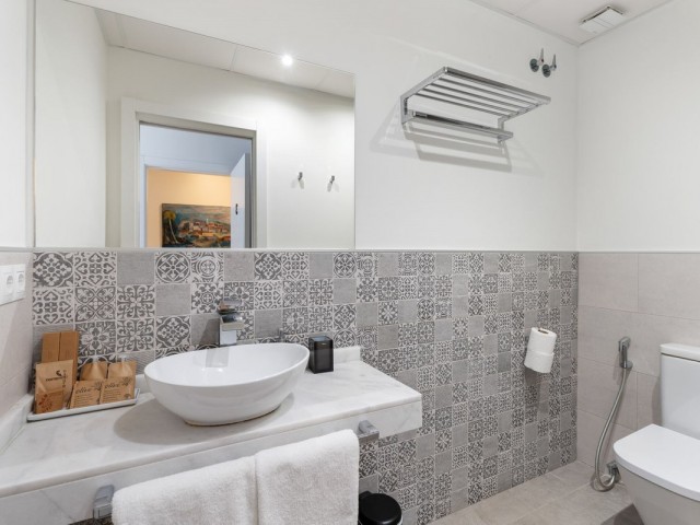 Comercial con 11 Dormitorios  en Estepona