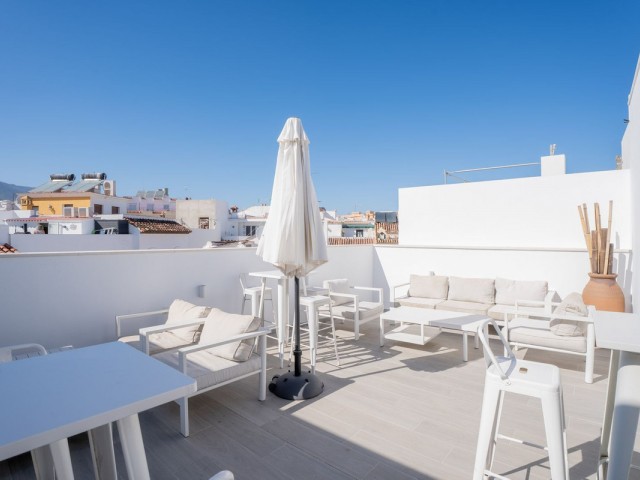 Comercial con 11 Dormitorios  en Estepona