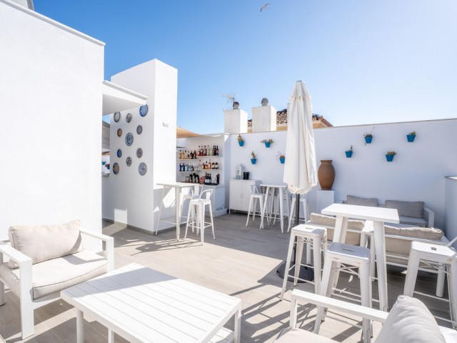 Comercial con 11 Dormitorios  en Estepona