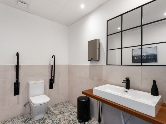 Comercial con 11 Dormitorios  en Estepona
