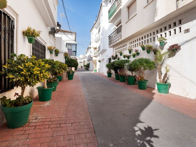 Comercial con 11 Dormitorios  en Estepona
