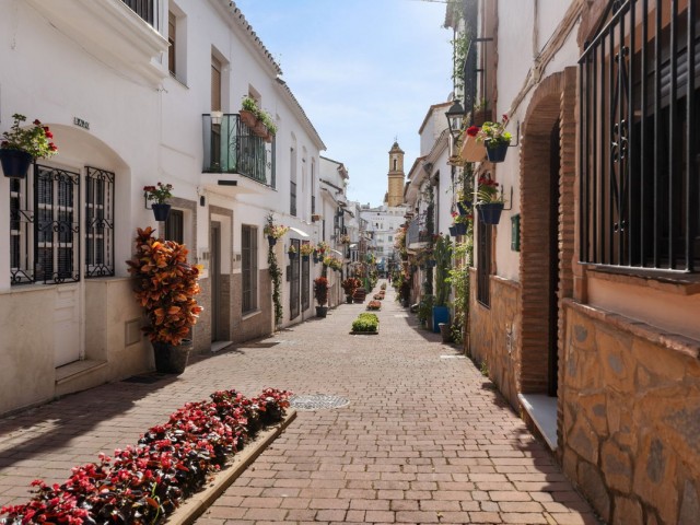 Comercial con 11 Dormitorios  en Estepona