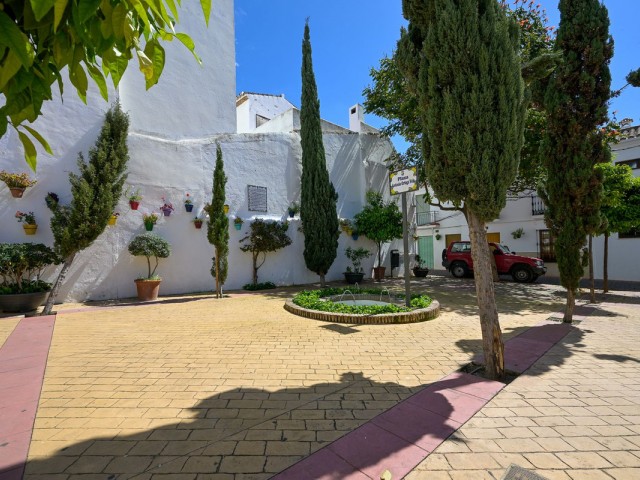 Comercial con 11 Dormitorios  en Estepona