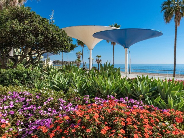 Comercial con 11 Dormitorios  en Estepona