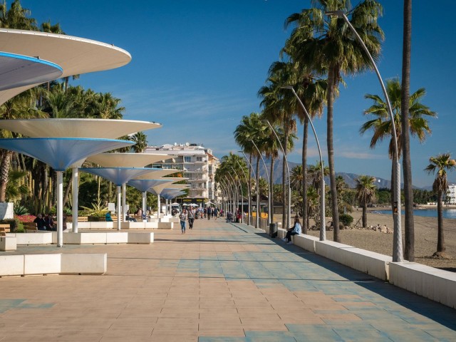 Comercial con 11 Dormitorios  en Estepona