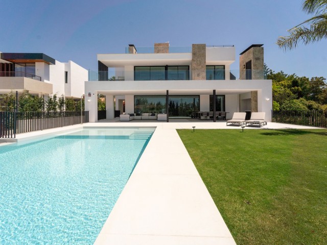 5 Bedrooms Villa in Nueva Andalucía