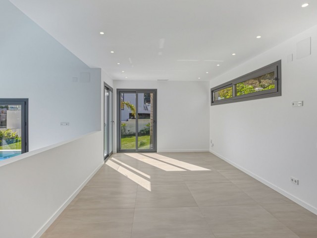 4 Soveroms Villa i Elviria