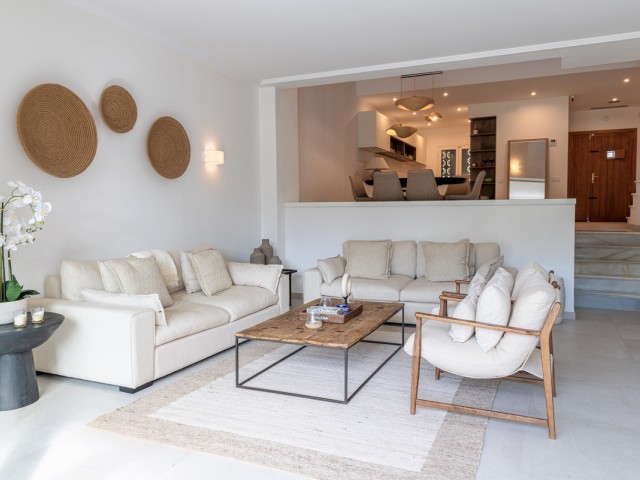 Maison mitoyenne avec 3 Chambres  à Nueva Andalucía