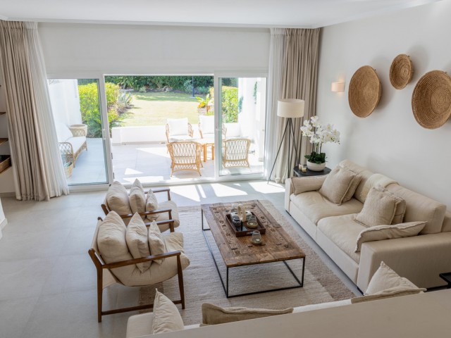 Maison mitoyenne avec 3 Chambres  à Nueva Andalucía