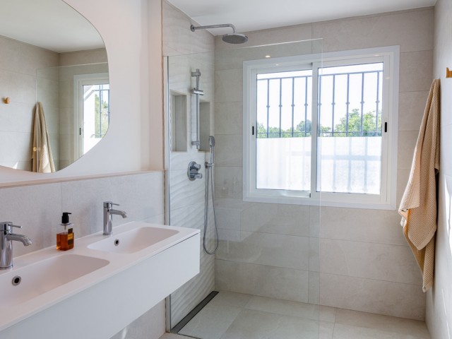 Maison mitoyenne avec 3 Chambres  à Nueva Andalucía