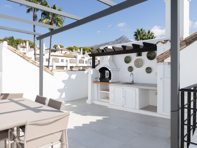 Maison mitoyenne avec 3 Chambres  à Nueva Andalucía