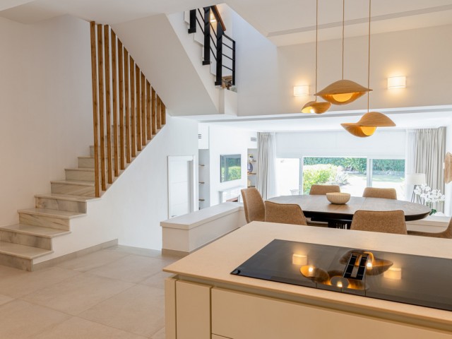 Maison mitoyenne avec 3 Chambres  à Nueva Andalucía