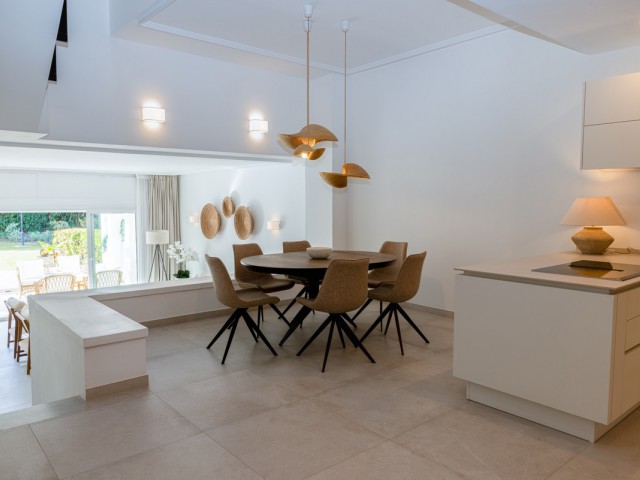 Maison mitoyenne avec 3 Chambres  à Nueva Andalucía