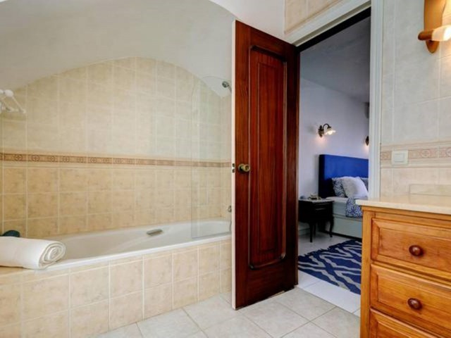 5 Bedrooms Apartment in Estepona