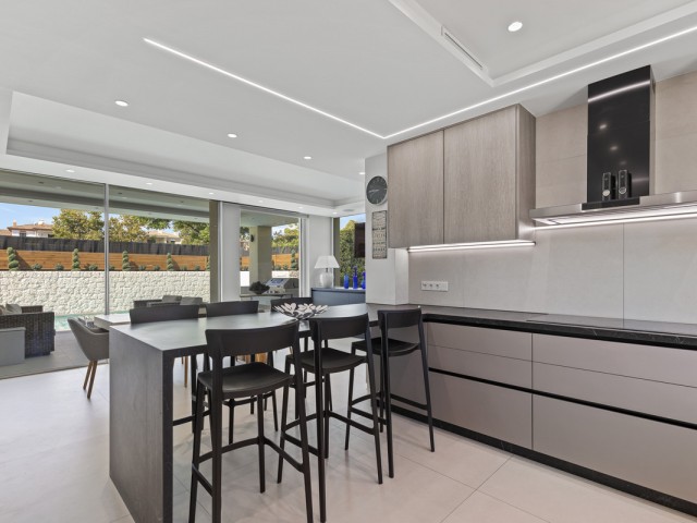 5 Bedrooms Villa in Guadalmina Alta