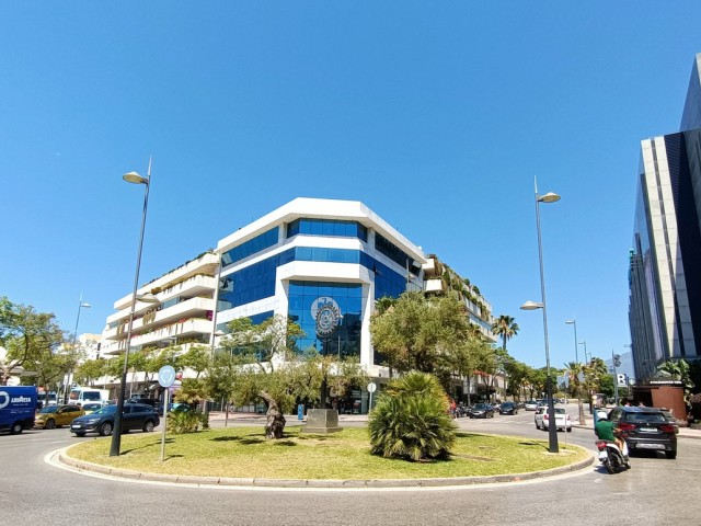 Comercial con 0 Dormitorios  en Puerto Banús