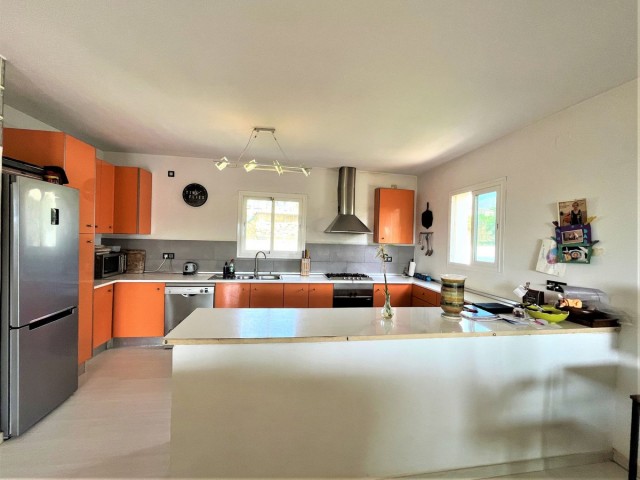 Villa con 3 Dormitorios  en Estepona