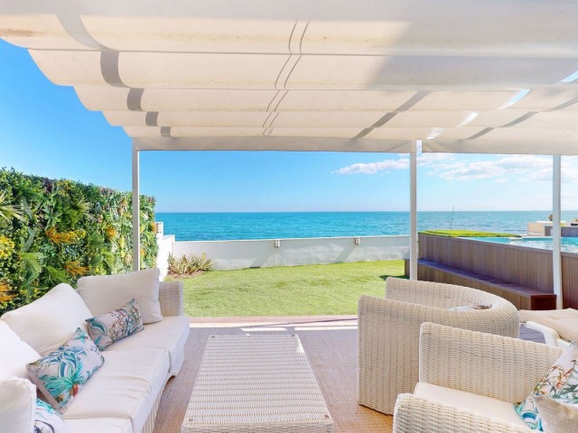 Apartamento con 4 Dormitorios  en Estepona