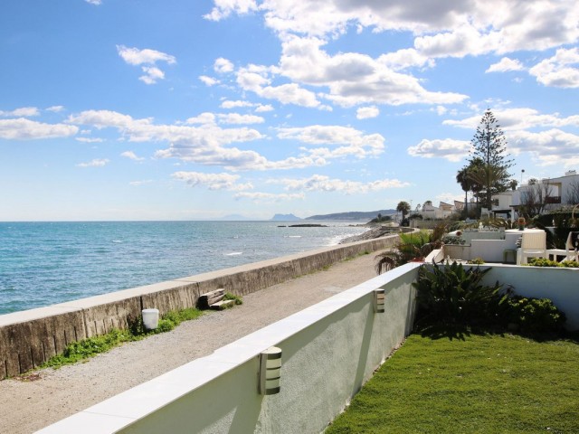 Apartamento con 4 Dormitorios  en Estepona