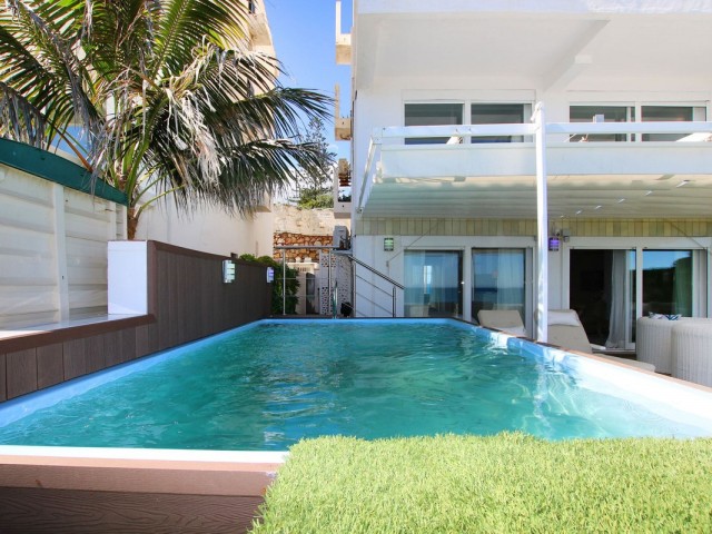 Apartamento con 4 Dormitorios  en Estepona
