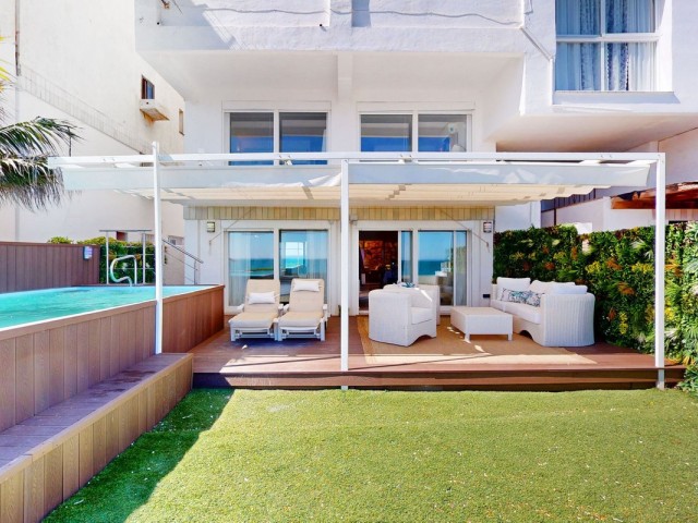 Apartamento con 4 Dormitorios  en Estepona