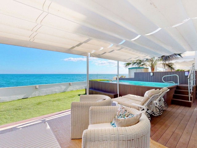 Apartamento con 4 Dormitorios  en Estepona